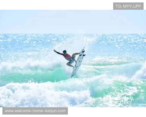 世界冲浪大赛巨浪卷人！选手被救生艇救起
